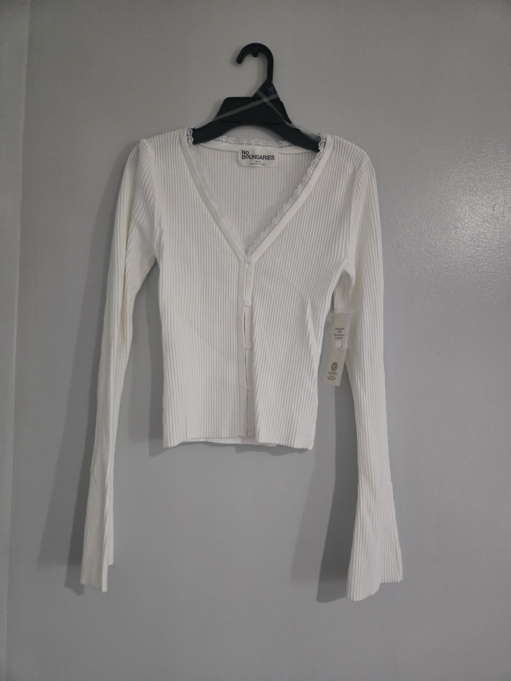 No Boundaries Women's White Ribbed V-Neck Button Cardigan